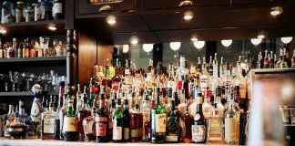 Las bebidas espirituosas generan unos 5.000 empleos directos en España botellas bebidas alcohólilcas