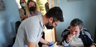 Jóvenes del Centro Ocupacional AFAS, de Tomelloso, disfrutan de un desayuno saludable