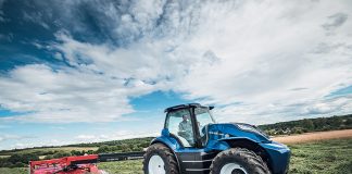 Un tractor propulsado por metano gana un importante premio internacional tractor en el campo