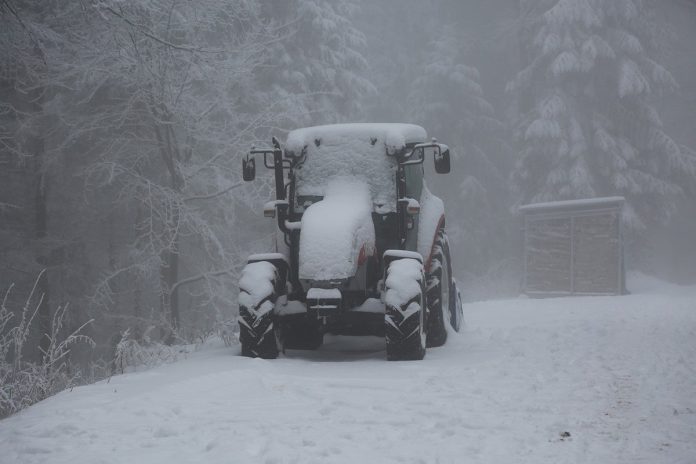 TRACTOR NIEVE PIXABAY