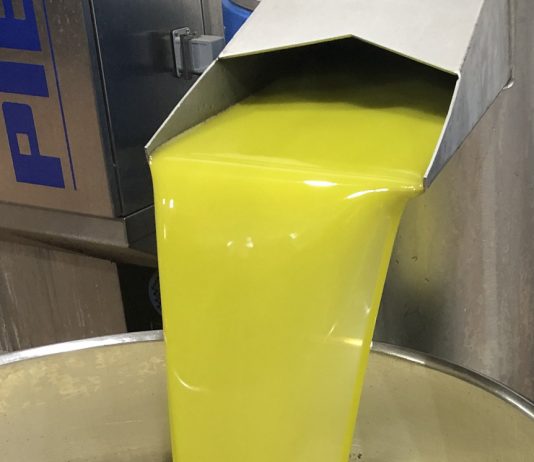 Ligero descenso en el precio del aceite e incremento en las salidas aceite de oliva