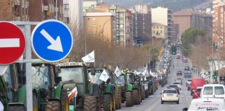 Unos 200 tractores y vehículos se movilizan por el futuro del campo en Cuenca