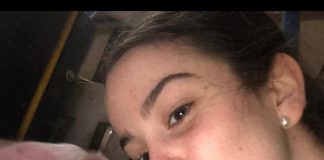 Gracioso y entrañable ‘selfie’ de una joven ganadera con su cerdo