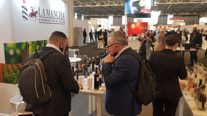 Visitantes catan vinos en el stand de Wine París 2022