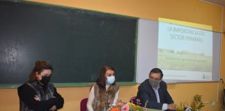 La presidenta de ASAJA de Toledo habla de agricultura y ganadería a jóvenes talaveranos