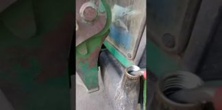 Agricultor indignado con los precios del carburante repostando