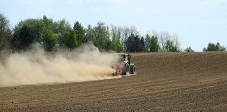 ¿Por qué no se ha actuado antes en la adaptación de los cultivos a la sequía? tractor campo