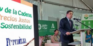 El ministro de Agricultura afirma que la hoja de ruta del olivar ha contribuido a mejorar los precios del aceite de oliva