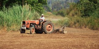 Plantean retirar las ayudas de la PAC a los agricultores y ganaderos jubilados tractor