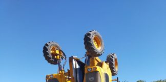 Los riesgos de la vendimia: una vendimiadora acaba dada la vuelta Accidente vendimiadora