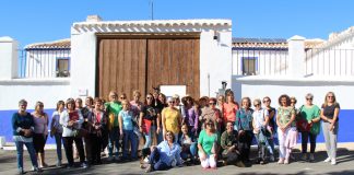 Treinta socias de AMFAR Campo de Criptana conocen la granja de huevos ecológicos ‘La Barja’ como modelo de emprendimiento