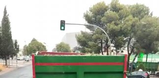 Vídeo. Llevando uvas con la rueda del remolque pinchada remolque pinchado