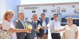 El consejero de Agricultura de Castilla-La Mancha incide en que la campaña de vendimia “va a ser rentable para todos” Cooperativa Santa Catalina