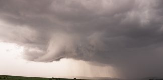 Advierte que el campo está “asfixiado económicamente”, lo que supone una amenaza real para la viabilidad de las explotaciones tormenta lluvia