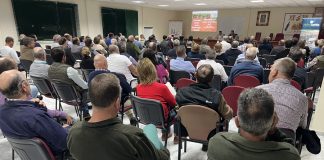 Más de un centenar de agricultores se interesan por las nuevas técnicas y la eficiencia en el riego
