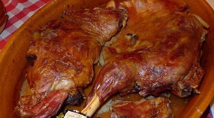 Denuncian la llegada de corderos y lechazos de Francia a mataderos de Castilla y León para la campaña navideña lechazo