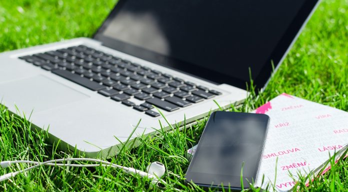 Ya es oficial: El Gobierno retrasa la obligación del cuaderno digital de campo a 2027 ordenador campo