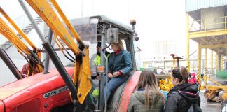 Una veintena de mujeres aprenden a manejar tractores