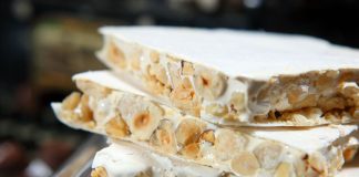Acuerdo entre productores de almendra ecológica y turrón de Jijona para fomentar el producto turrón