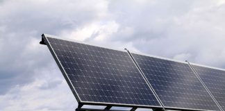 Pide a Medio Ambiente que cumpla “cuanto antes” con la obligación de incluir la zonificación agroambiental en los proyectos de energías renovables placas fotovoltaicas