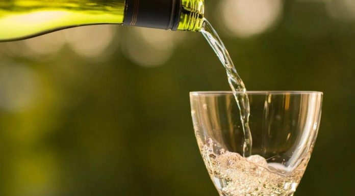 El consumo de vino en España roza su mínimo histórico vino blanco