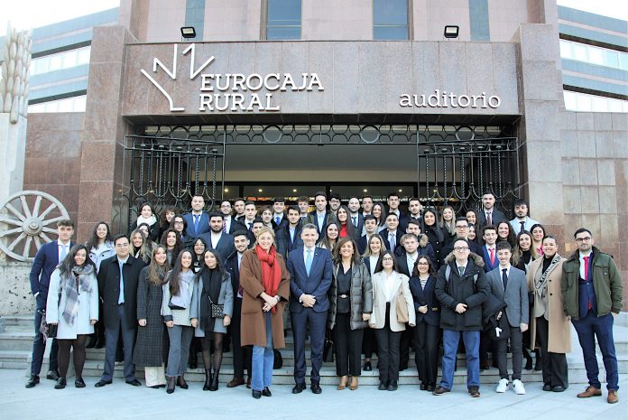 20230201 FOTO FAMILIA INICIO PRÁCTICAS ALUMNOS UNIVERSITARIOS EUROCAJA RURAL Prácticas en Eurocaja