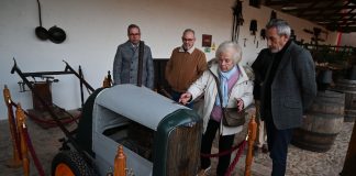 La primera mula mecánica, invento valdepeñero, es donada al Museo del Vino de Valdepeñas mula mecánica