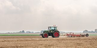 Castilla-La Mancha comenzará ya a trabajar en la reforma de la próxima PAC (Política Agraria Común) tractor