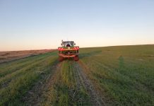 Agricultores y ganaderos profesionales españoles perciben unos ingresos muy por debajo al resto de profesionales tractor