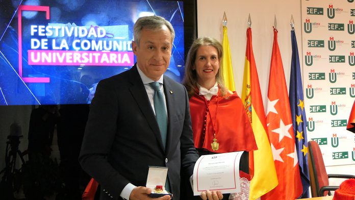 20230306 FOTO PRESIDENTE EUROCAJA RURAL RECOGIENDO MEDALLA HONOR UDIMA
