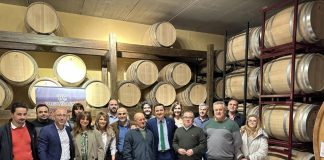 El consejero de Agricultura destaca que el sector del vino de Castilla-La Mancha “está compitiendo muy bien” en los mercados