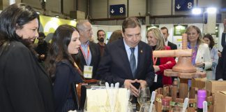 El ministro de Agricultura apela a la contención de precios del aceite de oliva para mantener el consumo