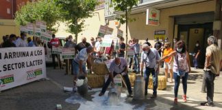 Arrancan las concentraciones frente a la distribución contra “la posición de dominio y a favor de precios justos para la leche”