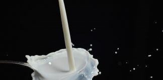 El sector lácteo se harta y denuncia a tres grandes cadenas por “presuntamente” fijar el precio de la leche leche