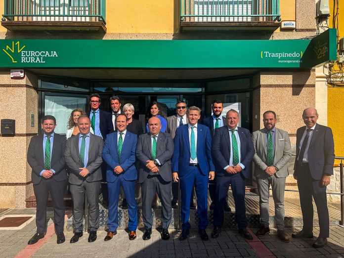20231020 El DG con los directores de varias oficinas de CyL Eurocaja Rural