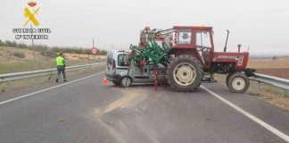 Investigan a un conductor por imprudencia tras chocar contra un tractor accidente tractor