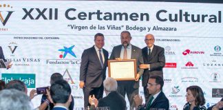 El rector de la UCLM recibe la insignia de oro y brillantes de la cooperativa Virgen de las Viñas de Tomelloso insignia de oro y brillantes de la cooperativa Virgen de las Viñas