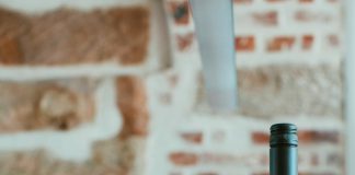 Cómo el etiquetado correcto de las botellas de vino le representa en una feria comercial etiqueta botella