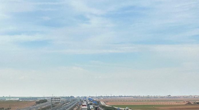 Agricultores extremeños recomiendan a los turistas rutas alternativas para llegar a La Vera TRACTORADA