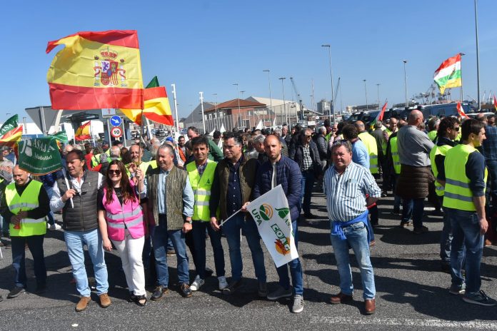 Agricultores de Castilla y León respaldan la protesta en el puerto de Santander