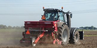 Los declarantes de IRPF del sector agrario disminuyen un 15 por ciento, desde 2014 tractor