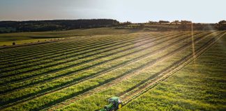 El futuro de la PAC, en entredicho por la propuesta de un Fondo Único tractor John Deere 5M