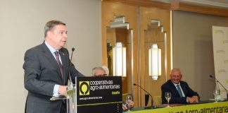Ministro de Agricultura precisa que no se puede excluir a las cooperativas de la ley de la cadena alimentaria Luis Planas