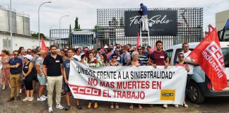 Duelo e indignación a las puertas de Bodega Félix Solís por la muerte de un trabajador en accidente laboral Concentración Félix Solís