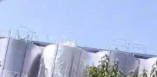 Vídeo. El vino se vierte de los depósitos por arriba en plena vendimia vertido de vino