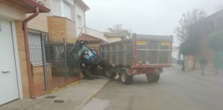Un tractor con el remolque cargado de uvas se empotra contra una casa de Campo de Criptana (Ciudad Real) accidente tractor