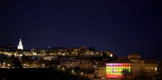 La sede de las Cortes de Castilla-La Mancha, iluminada con la bandera de España cortes clm