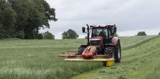 Agricultores y ganaderos españoles percibirán, desde hoy, 2.563 millones en pagos anticipados de las ayudas directas de la PAC tractor campo
