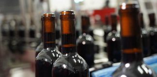 Las comunidades autónomas no piden todos los fondos para promocionar las exportaciones de vino en terceros países botellas de vino
