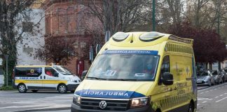 Muere un dirigente agrario al quedar atrapado bajo su tractor ambulancia cyl